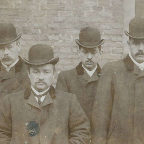 zwart wit foto van 4 mannen die onderdeel zijn van de boevenbende de Daltons uit Brabant. Ze dragen allemaal een bowler hat en hebben snorren.