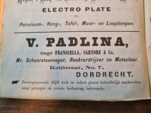 Een foto van een stuk uit een boek. De titel leest: V. padlina, vroeger Franscella, Sartore & Co. Daaronder, MR. Schoorsteenveger, Rookverdrijver en Metselaar. Kolfstraat, No. 7, Dordrecht. 