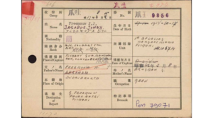 Een oud kaartje met ook Japanse tekenens er op naast de Engelse tekst. Op de kaart worden alle basis gegevens van een gevangenen genoteerd. Denk aan naam, geboorte datum, woonplaats, geslacht.