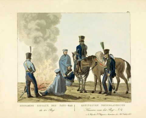 Afbeelding in kleur van Huzaren soldaten. 4 soldaten staan samen met één paard bij een campvuur.